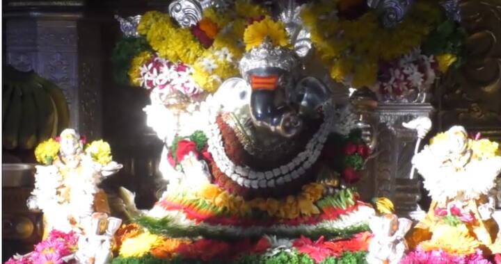 श्रीमंत दगडूशेठ हलवाई मंदिरात सकाळी उपस्थित भाविकांनी हा सोहळा अनुभवला.