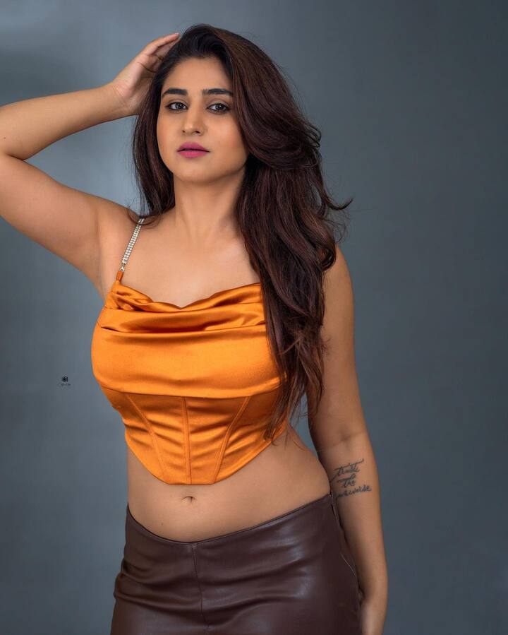 ఆమె ఫోటోలు పెడితే చాలు అలా వేలల్లో లైకులు పడతాయి.  -Image Credit: Varshini Sounderajan/Instagram