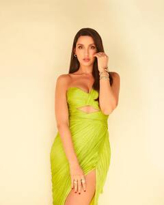 Photo : नोरा फतेहीचा स्टायलिश गाऊनमध्ये हॉट लूक