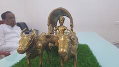 आमदार अनिल बाबरांना शेतकऱ्यांनी भेट दिली 'चित्तोडगड'वरून मागवलेल्या ब्राँझ धातूपासून बनवलेली बैलगाडीची प्रतिकृती