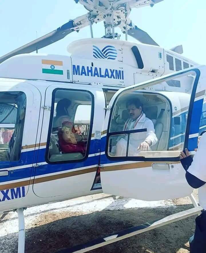 धनंजय मुंडे थेट हेलिकॉप्टरने बीडमध्ये दाखल झाले.