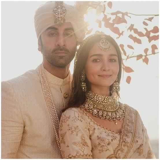 कुछ वक्त पहले रणबीर कपूर और आलिया भट्ट की शादी हुई जिसमें एक्टर ने ऑफ व्हाइट कलर की शेरवानी पहनी थी और मैचिंग की ही उन्होंने पगड़ी भी पहनी हुई थी. बता दें कि एक्टर ने गले में सफेद मोतियों की माला भी पहनी हुई थी. (Photo- Instagram)