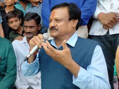 महंत धीरेंद्र शास्त्री के साथ लगे दिखे BJP नेताओं के पोस्टर, कांग्रेस नेता ने दे दी ये नसीहत