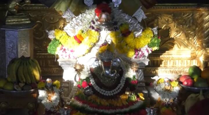 त्यासोबतच देवी सिद्धी व देवी बुद्धी यांच्या मूर्तींना देखील सूर्यकिरणे स्नान घालत असल्याचा भास होत होता.