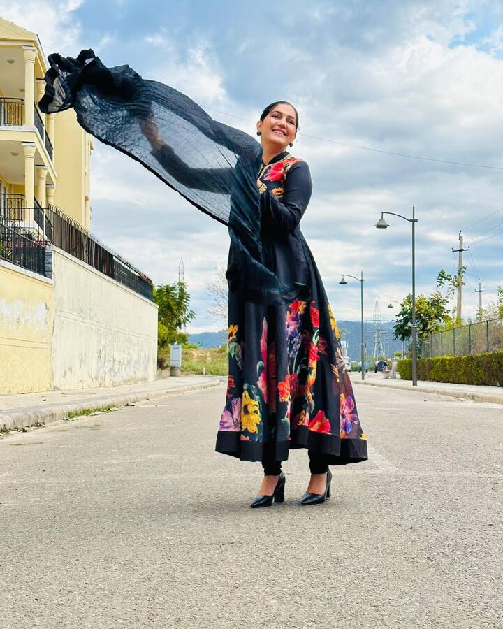 लेकिन डांसर को तुरंत ही हॉस्पिटल ले जाया गया था और वहां पर उनका ढंग से इलाज करवाया गया. बता दें कि सपना चौधरी ने जहर खाया था और एक सुसाइड नोट भी लिख दिया था. (Photo- Instagram)