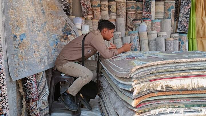 হস্তশিল্পের নানা সম্ভার ছড়িয়ে রয়েছে মেলাজুড়ে। নানা রংয়ের সমাহার পোশাকে। রয়েছে ঘর সাজানোর জিনিস। কোথাও আবার রং-বেরংয়ে কার্পেটের পসরা।