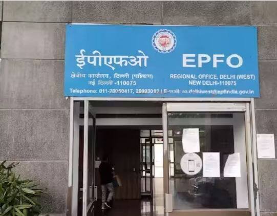 ਇਸ ਤੋਂ ਬਾਅਦ Get Aadhaar OTP 'ਤੇ ਜਾਓ ਤੇ ਆਧਾਰ ਲਿੰਕਡ ਮੋਬਾਈਲ 'ਤੇ ਪ੍ਰਾਪਤ ਹੋਏ OTP ਨੂੰ ਕਲਿੱਕ ਕਰਕੇ ਲਿਖੋ। ਤੁਹਾਡਾ ਦਾਅਵਾ ਦਾਇਰ ਕੀਤਾ ਗਿਆ ਹੈ। ਮੈਡੀਕਲ ਐਮਰਜੈਂਸੀ ਦੀ ਸਥਿਤੀ ਵਿੱਚ, ਪੀਐਫ ਕਲੇਮ ਦੇ ਪੈਸੇ ਇੱਕ ਘੰਟੇ ਦੇ ਅੰਦਰ ਭੇਜ ਦਿੱਤੇ ਜਾਂਦੇ ਹਨ।