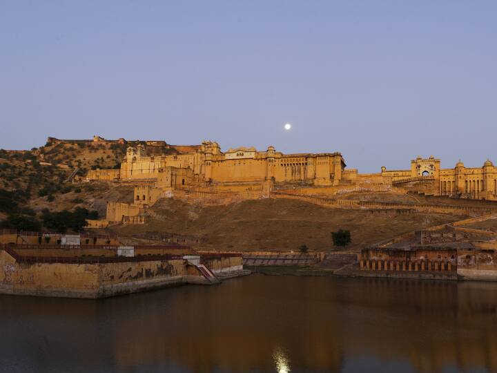 ​टूरिज्म: टूरिज्म सेक्टर एक बहुत बड़ा सेक्टर है. इस क्षेत्र में छात्र बेहद ही शानदार करियर बना सकते हैं. छात्र इस क्षेत्र में करियर बनाने के लिए डिप्लोमा या ग्रेजुएशन कोर्स कर सकते हैं. इस कोर्स को करने के बाद छात्र जॉब के अलावा अपना खुद का काम भी शुरू कर सकते हैं. (Image Source: Getty)