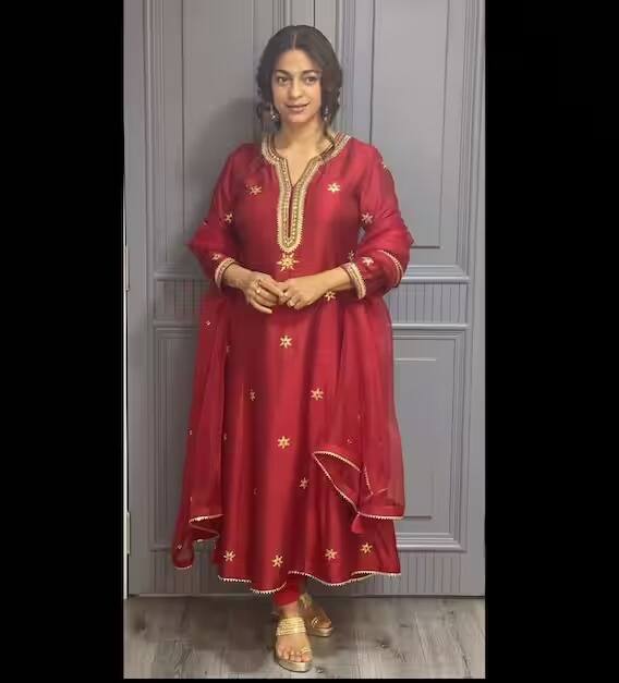 जुही चावलाला वेगवेगळ्या फॅब्रिक्स आणि टेक्सचरसह फॅशन करायला आवडते. यामुळेच अनेकदा ती चंदेरी, बनारसी यांसारख्या ट्रेडिशनल लूकमध्ये दिसते.