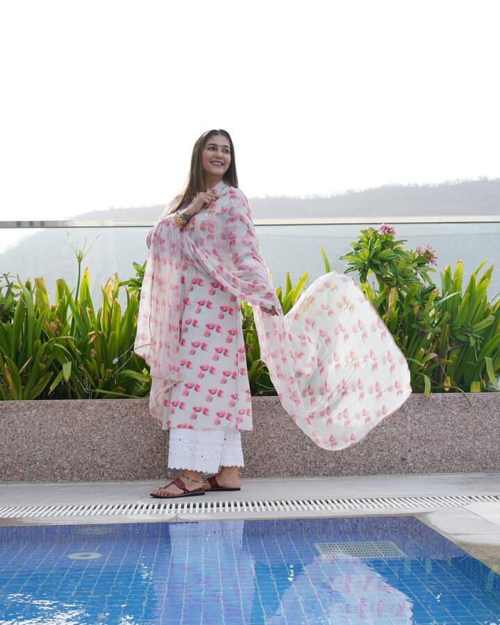 सपना चौधरी कि आए दिन पुरानी हो या फिर नई वीडियो वह सुर्खियों में आती ही रहती है. इतना ही नहीं सपना के फैन्स भी उन्हें खूब प्यार और दुलार देते हैं. बता दें कि हरियाणा की शान माने जाने वाली सपना चौधरी ने एक बार खुद की जान देने की कोशिश भी की थी. (Photo- Instagram)