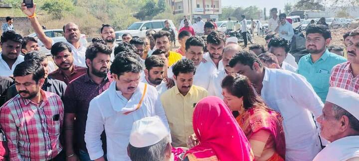 यावेळी कार्यकर्त्यांनी जोरदार घोषणाबाजी करून स्वागत केले.