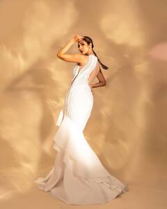 Malaika Arora Photos: व्हाइट गाउन में बेहद ग्लैमरस लगीं मलाइका अरोड़ा, कैमरे के सामने हर पोज में ढाया कहर