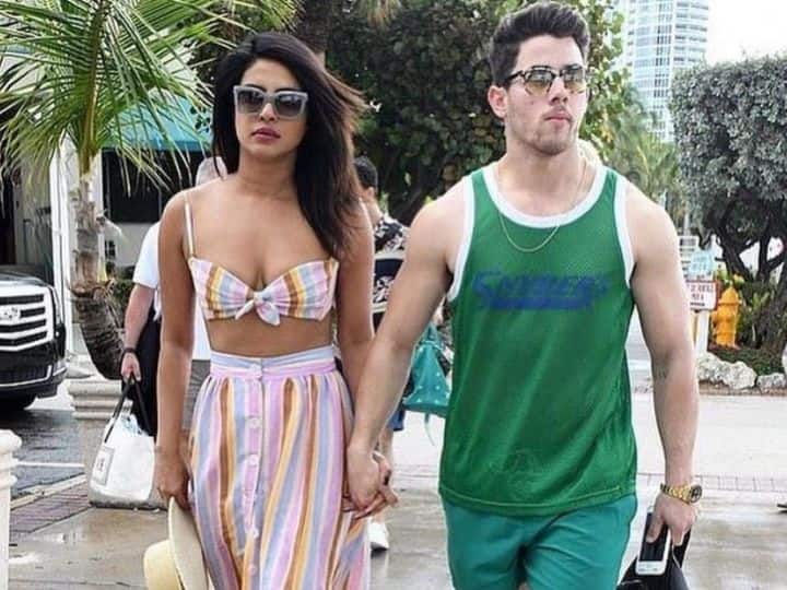 Priyanka Chopra-Nick Jonas Pics: बी टाउन एक्ट्रेस प्रियंका चोपड़ा की लेटेस्ट फोटो सामने आई हैं. जिनमें प्रियंका अपने पति निक जोनस के साथ चिल करती नजर आ रही हैं.