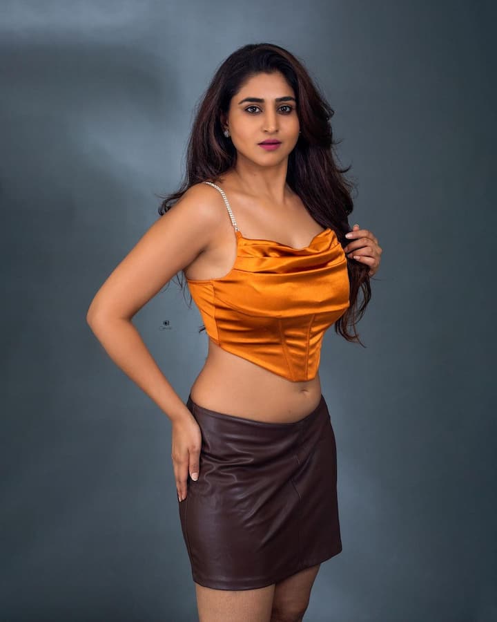 హీరోయిన్ అవుదామని ఇండస్ట్రీకి వచ్చి యాంకర్ గా,  క్యారెక్టర్ ఆరిస్టుగా మారింది వర్షిణి. - Image Credit: Varshini Sounderajan/Instagram