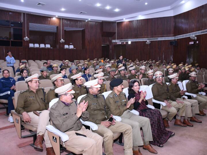 Shahrukh Khan Pathaan movie shown to Rajasthan policemen and families at Rajasthan Police Academy ANN Rajasthan: पुलिसकर्मियों और उनके बीवी-बच्चों को शाहरुख खान की 'पठान' मूवी दिखा रही राजस्थान पुलिस, जानें वजह