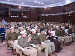 पुलिसकर्मियों और उनके बीवी-बच्चों को शाहरुख खान की 'पठान' मूवी दिखा रही राजस्थान पुलिस, जानें वजह