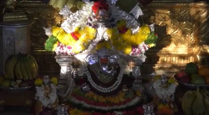 श्रींच्या उत्सवमूर्तीसमोर असलेल्या चांदीच्या मूर्तीवर सूर्यकिरणे पडली होती.