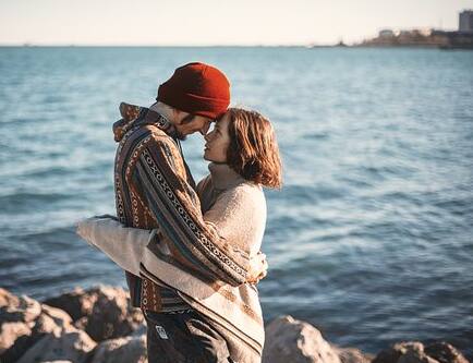 ਖੋਜ ਵਿੱਚ ਪਾਇਆ ਹੈ ਕਿ ਜਦੋਂ ਲੋਕ 20 ਸਕਿੰਟ ਜਾਂ ਇਸ ਤੋਂ ਵੱਧ ਸਮੇਂ ਲਈ ਗਲੇ ਮਿਲਦੇ ਹਨ, ਤਾਂ ਫੀਲ ਗੁੱਡ ਹਾਰਮੋਨ ਆਕਸੀਟੋਸਿਨ ਰਿਲੀਜ ਹੁੰਦਾ ਹੈ, ਜੋ ਗਲੇ ਲਗਾਉਣ ਵਾਲਿਆਂ ਵਿਚਕਾਰ ਇੱਕ ਮਜ਼ਬੂਤ ਬੰਧਨ ਅਤੇ ਸਬੰਧ ਬਣਾਉਂਦਾ ਹੈ। ਆਕਸੀਟੋਸੀਨ ਨੂੰ ਪ੍ਰਤੀਰੋਧਕ ਸ਼ਕਤੀ ਵਧਾਉਣ ਅਤੇ ਤਣਾਅ ਨੂੰ ਘਟਾਉਣ ਲਈ ਵੀ ਲਾਭਦਾਇਕ ਪਾਇਆ ਗਿਆ ਹੈ।