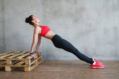 Health Tips : रोज प्लँक व्यायाम केल्यास शरीराला 'हे' आश्चर्यकारक फायदे मिळतात; आजपासूनच सुरुवात करा