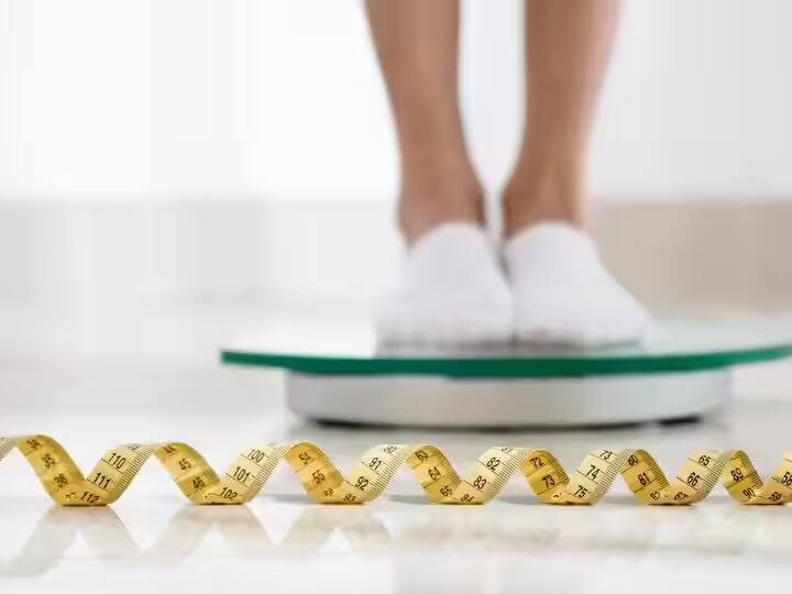 sudden weight loss cause and possible health problem know about it marathi news Weight Loss Tips : काहीही न करता वजन झपाट्यानं कमी होतंय? वेळीच सावध व्हा; 'या' आजारांचा वाढता धोका