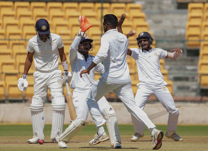 सौराष्ट्राचा कर्णधार अर्पित वासवदा याने दमदार प्रदर्शन करत द्विशतक झळकावलं. त्याच्या शतकी खेळीच्या बळावर सौराष्ट्राने पहिल्या डावात 527 धावांचा डोंगर उभारला होता. अर्पितने  406 चेंडूचा सामना करताना  202 धावा केल्या. या खेळीत त्याने 21 चौकार आणि एक षटकार लगावला. त्याशिवाय शेल्डन जॅक्सन याने पहिल्या डावात शतक झळकावलं. त्याने 23 चौकार आणि दोन षटकारांच्या मदतीने 160 धावांचा पाऊस पाडला. तर चिराग जाणी याने 72 धावांचं योगदान दिले.  दुसऱ्या डावात अर्पितने 47 तर चेतन सकारिया याने 24 धावांचं योगदान दिले.