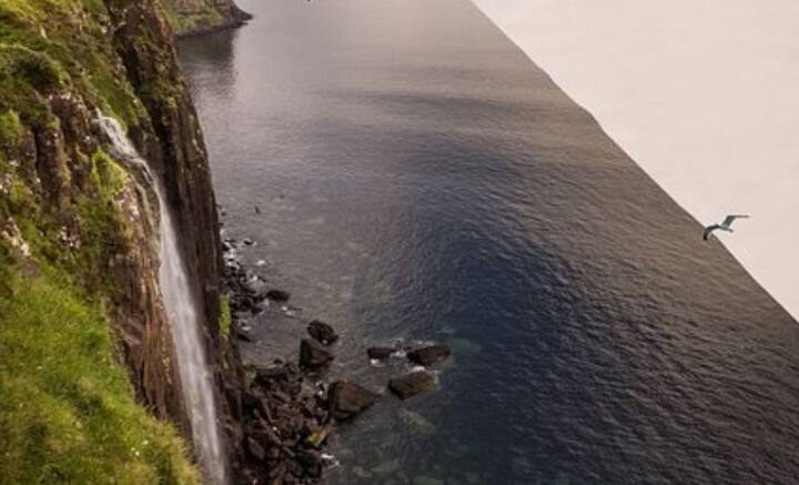 ২০১৭ সালে একটি সমীক্ষায় দেখা যায়, আমেরিকার মোট জনসংখ্যার ১ শতাংশ বিশ্বাস করেন পৃথিবী সমতল বলে। ৬ শতাংশের কোনও নিশ্চিত বিশ্বাস নেই। পৃথিবী চ্যাপ্টা বলে বিশ্বাস করেন যাঁরা, তাঁদের দাবি, বিশ্বের তাবড় রাজনীতিকরা আসলে অভিনেতা। পৃথিবীর উপর নিয়ন্ত্রণ কায়েম রাখতে আসল সত্য ধামাচাপা দিয়ে রেখেছেন।