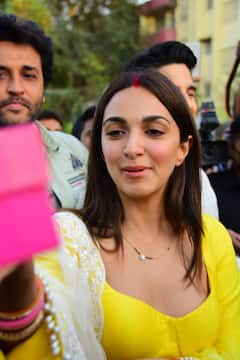 ఫొటోలకు క్యూట్‌గా పోజులిచ్చిన సిద్ధార్థ్ మల్హోత్రా, కియారా అద్వాణీ