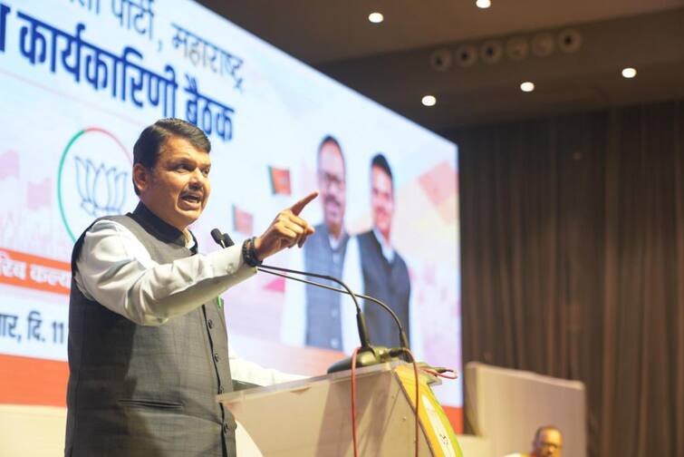 Nashik Neo Metro will run in two months said deputy chief minister Devendra Fadnavis Nashik Neo Metro : नाशिककरांची निओ मेट्रो दोन महिन्यांत रस्त्यांवर, देवेंद्र फडणवीस म्हणाले... 