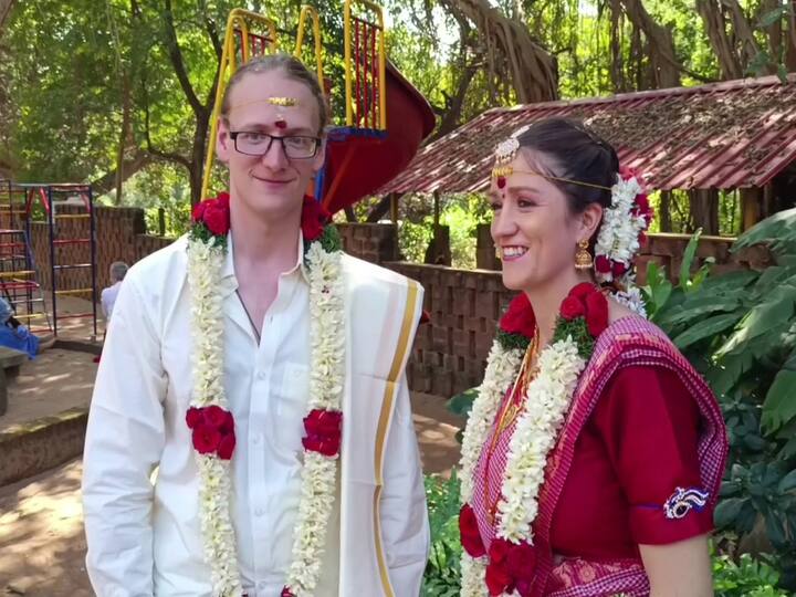 puducherry: British couple got married in Tamil tradition in auroville TNN தமிழ் பாரம்பரியம் மீது காதல்... தமிழ் முறைப்படி இங்கிலாந்து காதல் ஜோடி திருமணம்...!