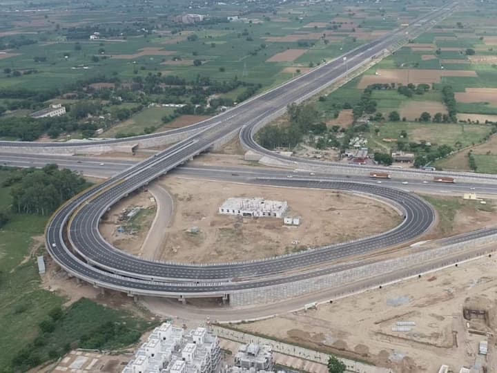  pm narendra modi inaugurated first phase of delhi mumbai expressway highway Delhi Mumbai Expressway : देशातील सर्वात लांब एक्सप्रेसवेच्या पहिल्या टप्प्याचे पंतप्रधान मोदींच्या हस्ते उद्घाटन