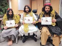 आंखों में काजल, सिर पर लंबे बाल और हाथों में लाइसेंस...ये हैं तालिबान के स्कूल से ट्रेनिंग लेकर निकले पायलट