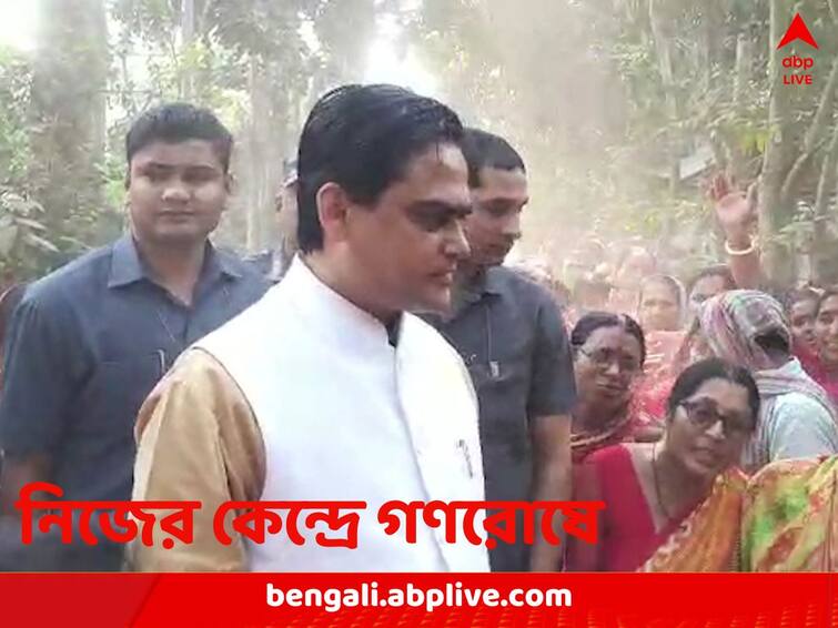 North 24 Patrganas Bagda union State Minister BJP MP Shantanu Thakur faces flak over road condition Shantanu Thakur: হাত ছোঁয়ালেই উঠে আসছে পিচের আস্তরণ, নিজের কেন্দ্রে গণরোষে শান্তনু, ভোট বয়কটের ডাকও