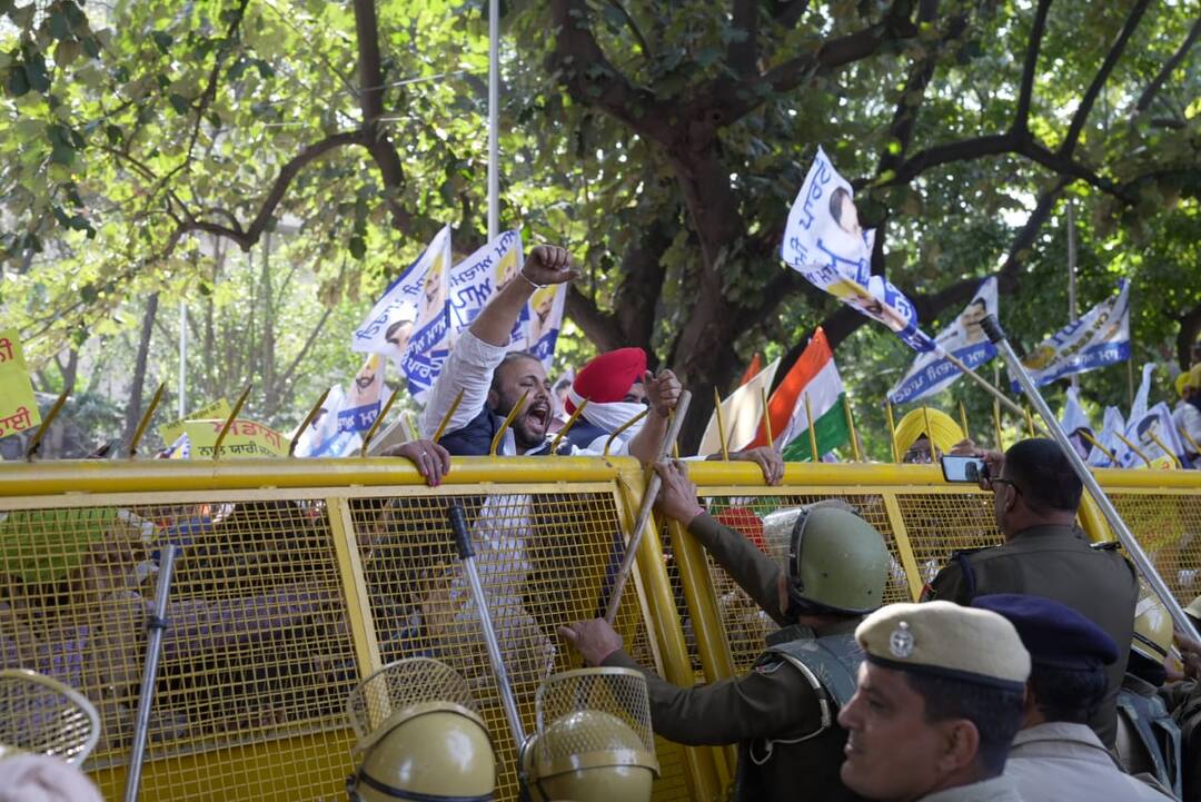 JPC of Modi-Adani scam Investigation: AAP Punjab MLAs and leaders protested in Chandigarh ਮੋਦੀ-ਅਡਾਨੀ ਘੋਟਾਲੇ ਦੀ ਜੇ.ਪੀ.ਸੀ. ਜਾਂਚ ਹੋਵੇ: ‘ਆਪ’ ਪੰਜਾਬ ਦੇ ਵਿਧਾਇਕਾਂ ਤੇ ਆਗੂਆਂ ਨੇ ਚੰਡੀਗੜ੍ਹ ਵਿੱਚ ਕੀਤਾ ਪ੍ਰਦਰਸ਼ਨ