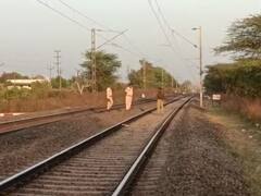 Panchmahal: ગોધરામાં ટ્રેનની અડફેટે આવી જતા આધેડનું મોત, ધડ મળ્યું માથું શોધવા કામે લાગી પોલીસ