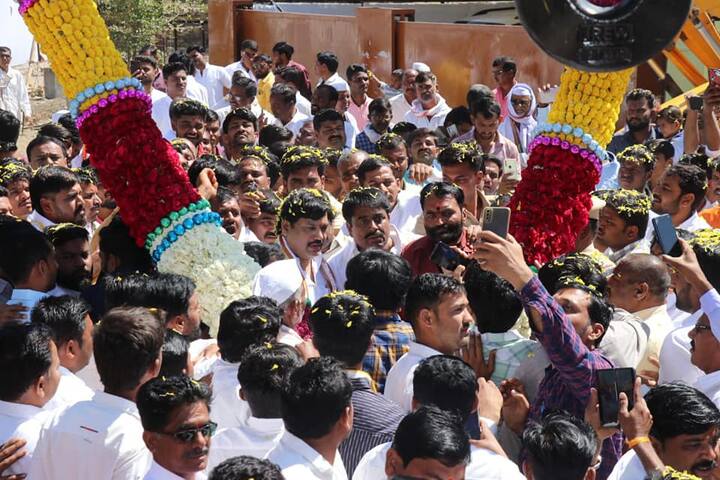 स्वागताच्यावेळी कार्यकर्त्यांनी धनंजय मुंडेंना सुमारे 5 क्विंटल फुलांचा हार घातला होता.