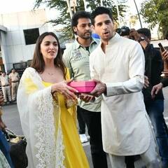 Sidharth Kiara Wedding: मुंबई एयरपोर्ट पर कियारा- सिद्धार्थ ने बांटी 16 प्रकार की मिठाइयां, देखें डिब्बे में क्या था खास