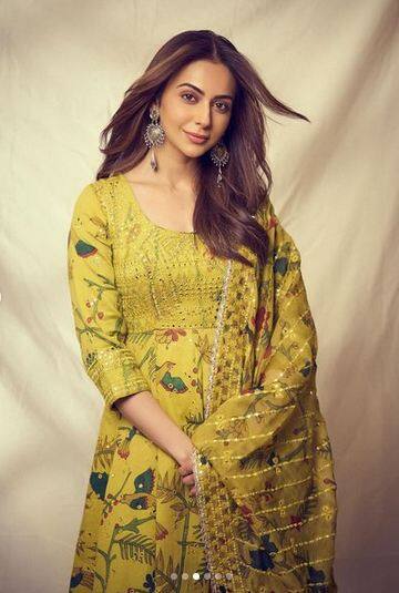 'ਛੱਤਰੀਵਾਲੀ' ਗਰਲ ਰਕੁਲ ਪ੍ਰੀਤ ਸਿੰਘ ਪਿਛਲੇ ਕਾਫੀ ਸਮੇਂ ਤੋਂ ਆਪਣੇ ਐਥਨਿਕ ਲੁੱਕ ਕਾਰਨ ਸੁਰਖੀਆਂ 'ਚ ਬਣੀ ਹੋਈ ਹੈ।