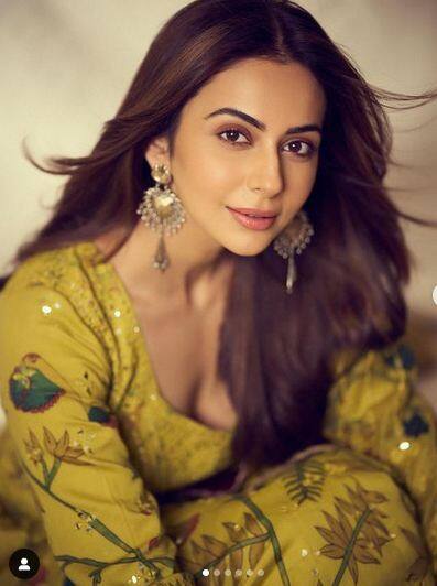 ਸਿੰਪਲ ਐਥਨਿਕ ਲੁੱਕ 'ਚ ਤਬਾਹੀ ਮਚਾ ਰਹੀ ਹੈ ਰਕੁਲ ਪ੍ਰੀਤ ਸਿੰਘ