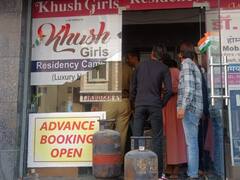 नियमों को ताक पर रखकर बनाए गए गर्ल्स हॉस्टल में लगी आग, बाल-बाल बचीं 49 छात्राएं