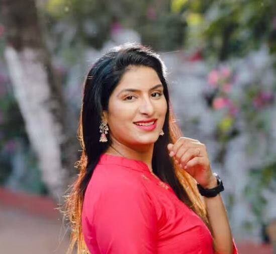 ਪੂਨਮ ਦੂਬੇ ਖੁਦ ਨੂੰ ਫਿੱਟ ਰੱਖਣ ਲਈ ਕਈ ਨੁਸਖੇ ਅਪਣਾਉਂਦੀ ਹੈ, ਜਿਨ੍ਹਾਂ 'ਚੋਂ ਇਕ ਖਾਸ ਡਾਈਟ ਹੈ।