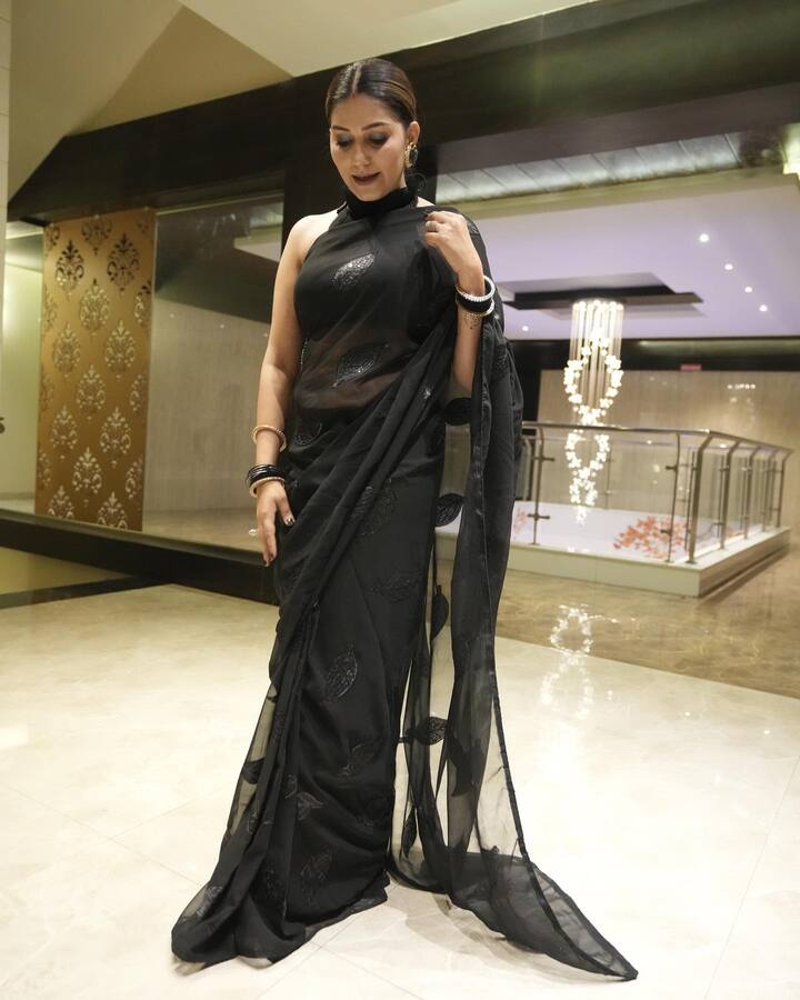 सपना चौधरी ने सुसाइड नोट में लिखा था कि क्या मुझसे पहले कोई डांसर हरियाणा के अंदर स्टेज पर डांस नहीं करती थी?  तुम मुझे ही बदनाम क्यों किया गया? (Photo- Instagram)