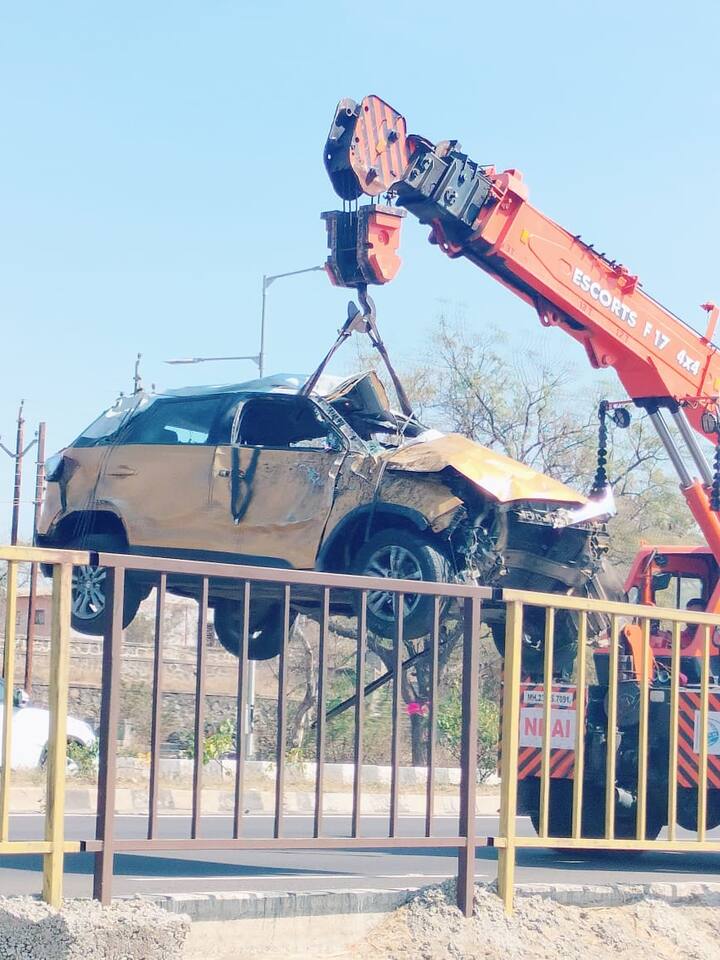 तर क्षीरसागर यांचा मावस भाऊ या अपघातात जखमी झाला असून, त्याच्यावर रुग्णालयात उपचार सुरु आहे.