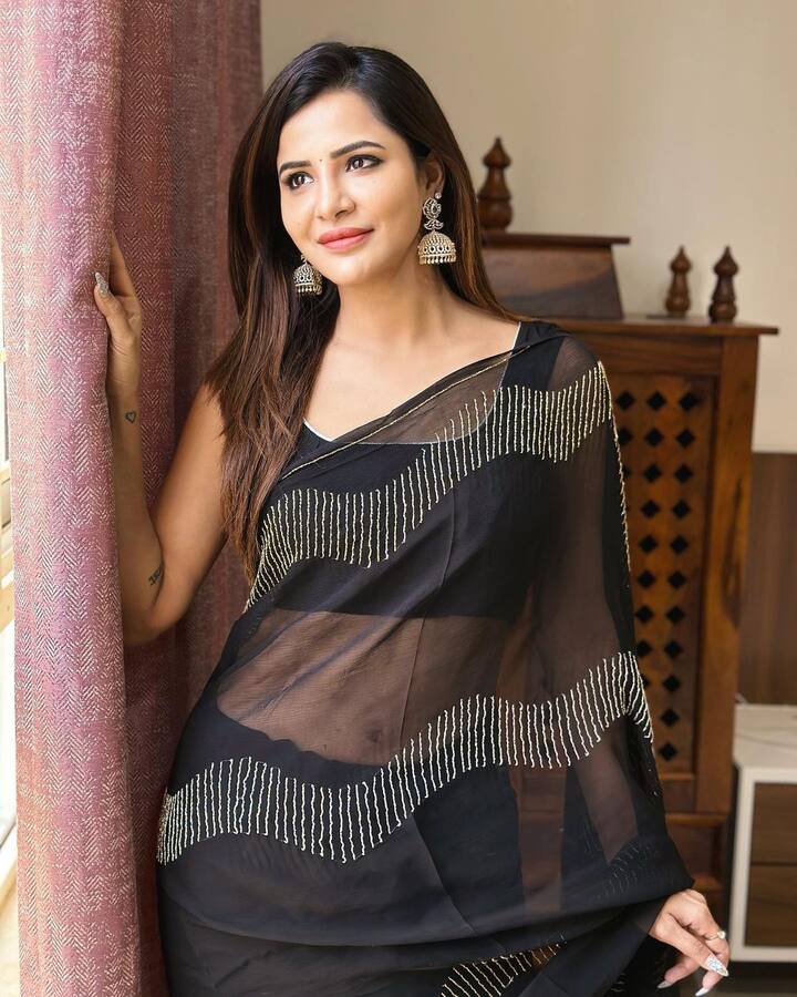 ఆమె డ్రెస్సింగ్ అంటే ఎంతో మందికి ఇష్టం. నల్లని చీరలో చందమామలా మెరిసిపోతోంది. -Image Credit: Ashu reddy/Instagram