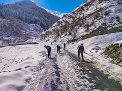 हिमाचल का मौसम हुआ खतरनाक, लगातार बर्फबारी की वजह से 3 नेशनल हाईवे और 216 सड़कें बंद, बिजली सप्लाई भी बाधित