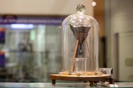 यह दुनिया का सबसे लंबा चलने वाला साइंस एक्सपेरिमेंट है, जो गिनीज वर्ल्ड रिकॉर्ड में भी दर्ज है. इस एक्सपेरिमेंट का नाम 'पिच ड्रॉप' है. इसे 1927 में ऑस्ट्रेलिया के ब्रिस्बेन में स्थित क्वींसलैंड यूनिवर्सिटी के प्रोफेसर थॉमस पर्नेल ने शुरू किया था. 1 सितंबर 1948 को प्रोफेसर पर्नेल की तो मौत हो गई, लेकिन उनका ये प्रयोग आज भी चल रहा है.