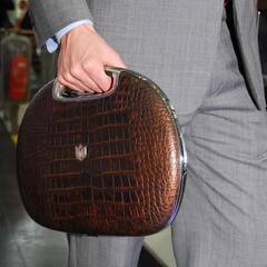 આ લેપટોપ છે કે હેન્ડબેગ! વ્હાઇટ ગોલ્ડ અને ડાયમંડથી બનેલા પર્સ જેવી ડિઝાઇનવાળું લેપટોપ, કિંમત સાંભળીને ઊડી જશે હોશ