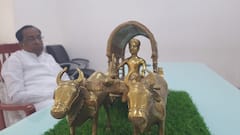 आमदार अनिल बाबरांना शेतकऱ्यांनी भेट दिली 'चित्तोडगड'वरून मागवलेल्या ब्राँझ धातूपासून बनवलेली बैलगाडीची प्रतिकृती