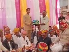 2 बेटियों की शादी में आए बारातियों को पिता ने तोहफे में दिया हेलमेट, वजह जान आप भी कहेंगे 'वाह'