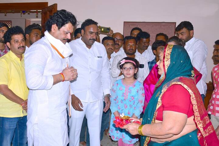 त्यानंतर घरी आल्यावर त्यांच्या आईने औक्षण करून त्यांना आशीर्वाद दिले.