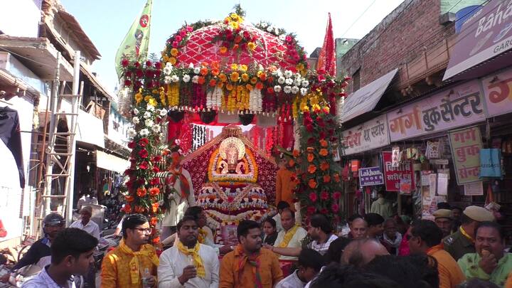 खाटू श्याम बाबा की भजन संध्या में मुंबई से नम्रता करवा, फतेहाबाद हरियाणा से नरेश नस्सी बीकानेर से प्रवेश शर्मा, सिरसा हरियाणा से राजेश गोयल भरतपुर से नरेश खत्री और सचिन शर्मा भजनों की प्रस्तुति देकर खाटू श्याम बाबा के भक्तों को भजनों से जोड़ेंगे.